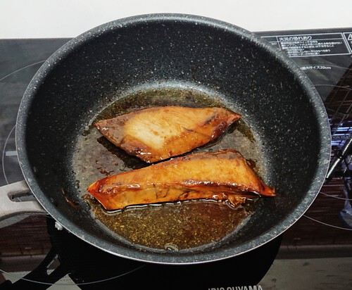 天然  鰤  の  照り焼き