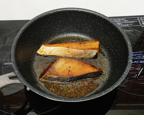 天然  鰤  の  照り焼き