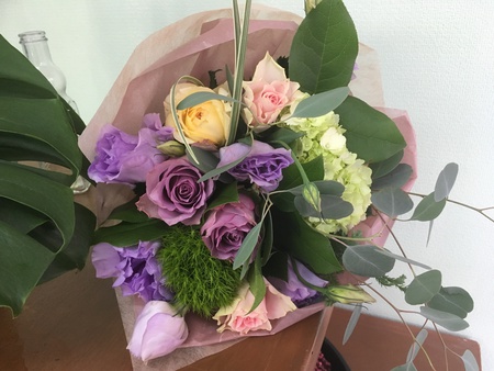 ペールカラーの花束＆5周年祝いのカフェへ