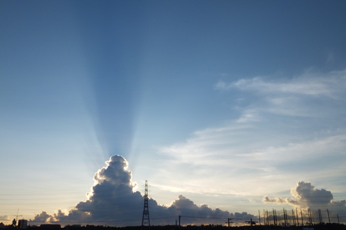 神々しい感じの雲 雲の流れ