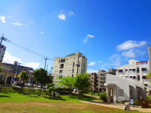 那覇新都心の空　本日、出勤時に店舗裏の公園で撮影