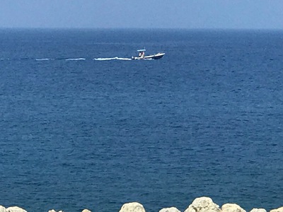 海と小さな漁船 海が見えるそば家