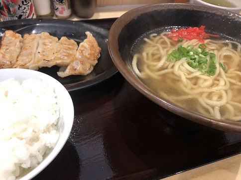 イオン具志川で餃子ライス沖縄そばを。。