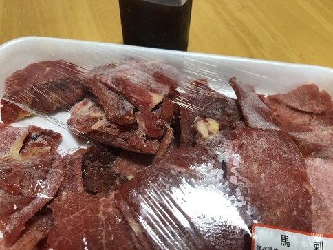 馬刺しを買いに「仲間商店」へ向かった