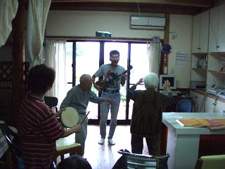 老人施設で三線ボランティア