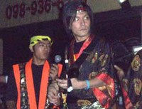 聖地で激突！栄口と謝苅のガーエー＠北谷ユニオン前 2007/09/01 10:35:02