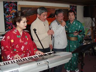 九州人も研修で民謡酒場に？