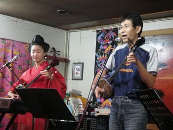 沖縄研修の最後の夜は、民謡酒場へ