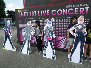 8月27日　韓国で2ne1　コンサート