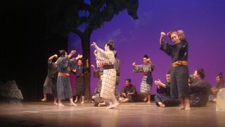 沖縄芝居の役者としてデビュー