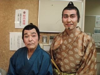 沖縄芝居の役者としてデビュー