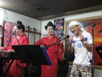 沖縄研修の最後の夜は、民謡酒場へ