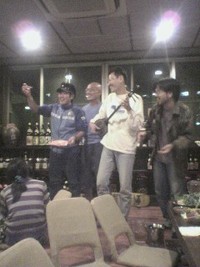 忘年会で三線ボランティア 2007/12/25 10:59:41