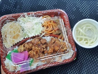 【与那原deランチ】えびす通りにある弁当屋「どぅしぐゎー弁当」のミニそば付きの弁当をTAKEOUTでいただきました。 2021/06/02 12:00:00