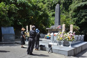 大田昌秀と平和の像