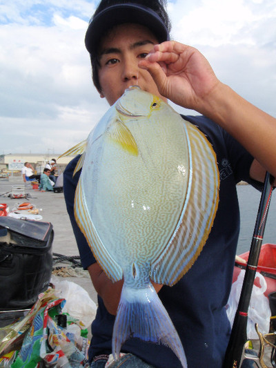 真っ赤な目をした釣り人
